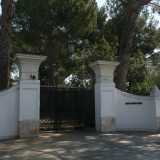 Foto 6. Superato il lungo muro di cinta che separa villa Bonomo dal resto della citt�, al civico 178, proprio di fronte all�ingresso dell�ospedale pediatrico Giovanni XXIII, troviamo un cancello incastonato fra due colonne bianche, su cui spunta una graziosa lanterna in ferro battuto 